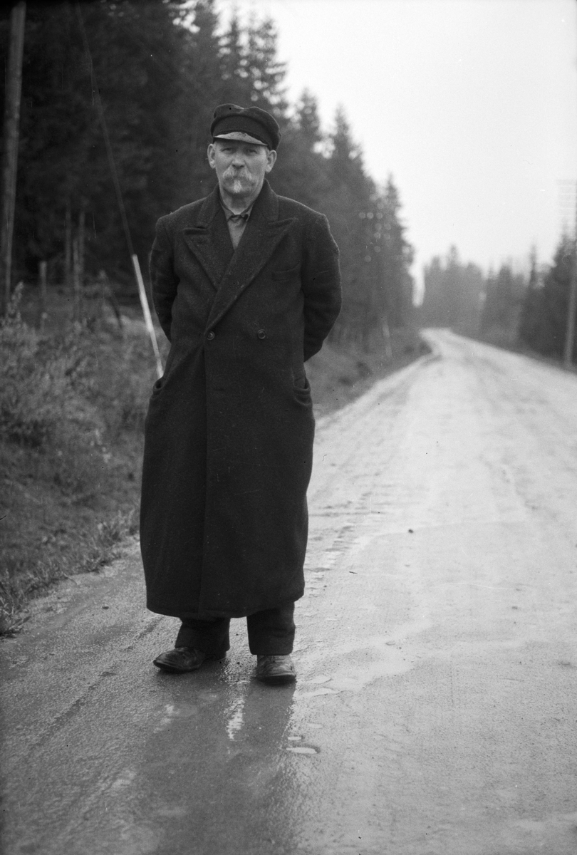 Håkon Prestkværn, Gammel mann, frakk og hodeplagg. "Russeren som vi kallte han, var ett kjent trekk i Moelvbildet, helt fra 1920-årene og ut i 50-årene. Hans navn var Gabriel Podozenoff og han var født i Hviterussland i 1881. Han kom som flyktning hit til landet etter den russiske revolusjon i 1917, og det var sagt …