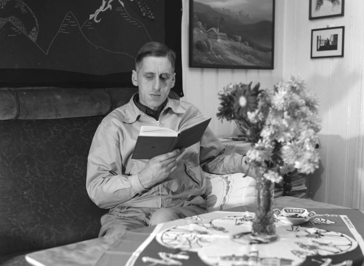 Håkon Prestkværn, Mann leser bok, Sverre Bårdseth, Moelv.