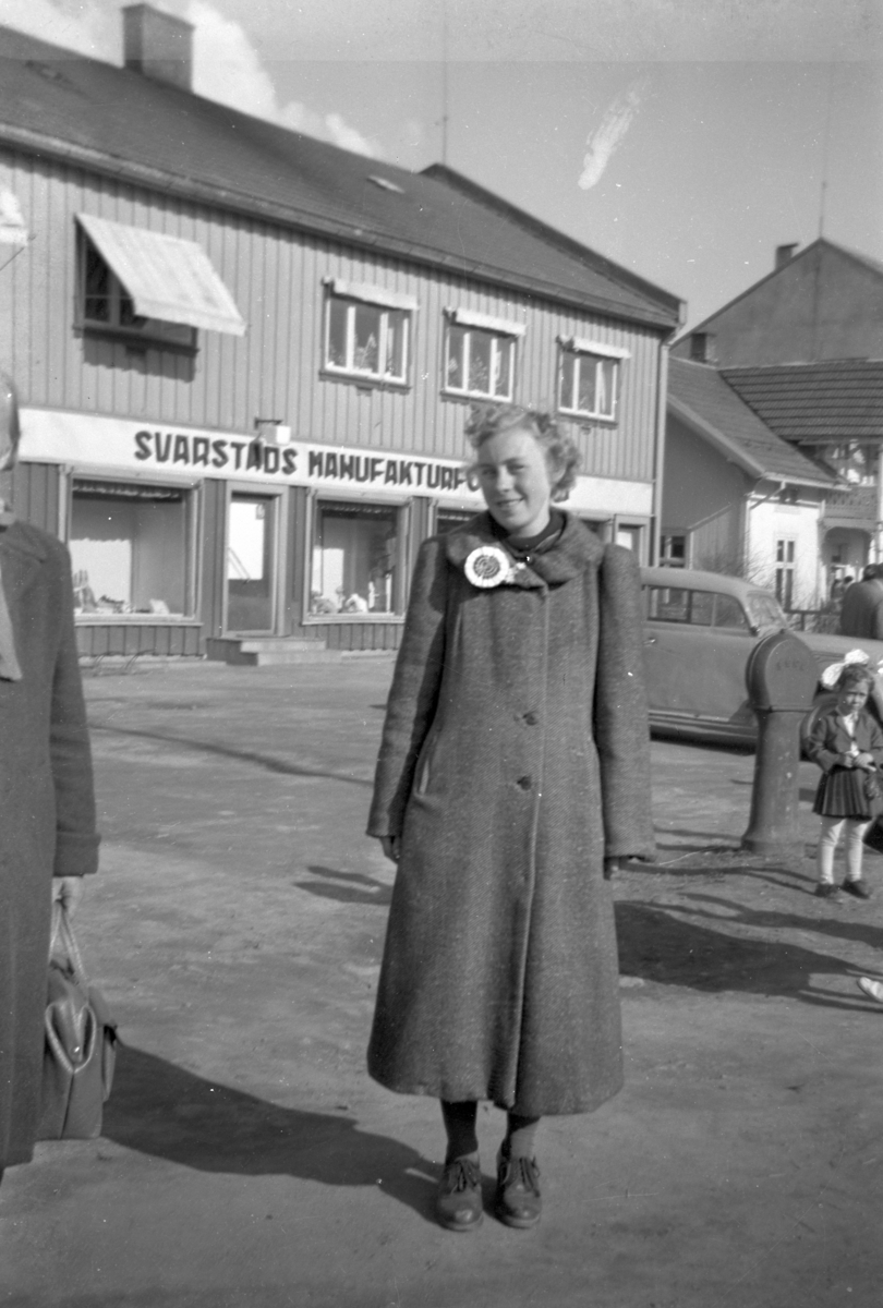 Håkon Prestkværn, Ukjent kvinne utenfor Svarstads manufakturforretning i Moelv.