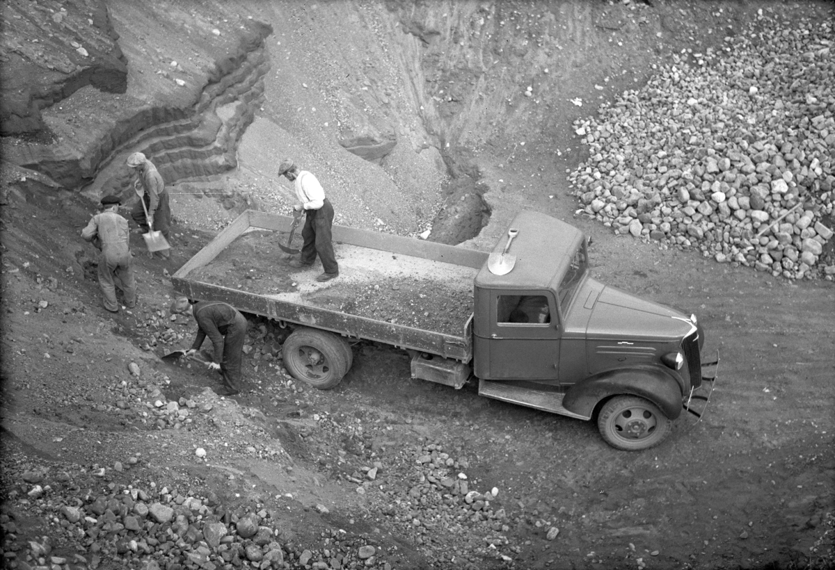 Håkon Prestkværn, Opplessing av grus på lastebil i grustaket ved Kvernstubrua ca. 1939.. Bårdseth begynte å kjøre bil i 1920-årene og drev på til ut i 1960-årene. Lastebilen 1938 modell Chevrolet 3 tonn med førerhytte påbygget hos Sørholte in Stange.