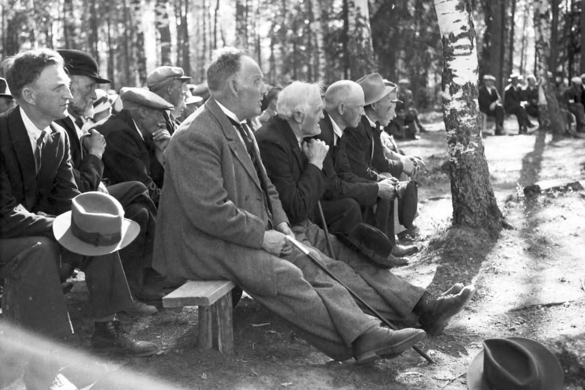 Håkon Prestkværn, Molunden, festplass i Moelv. Tilhøreretil tale. T. v. Ragnvald Nyhus. Ole Fossen, Hansell og Kristian Vea er også med på bildet, ukjent plassering.