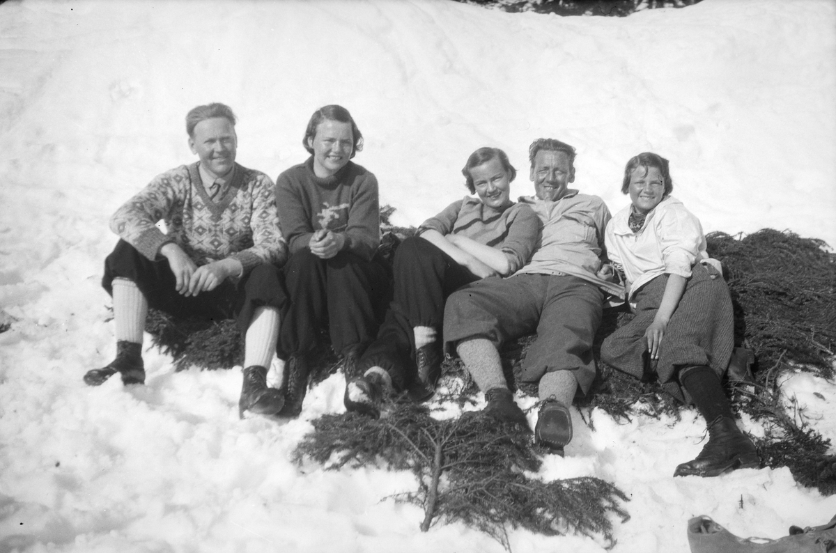 Håkon Prestkværn, Påsketurister, soler seg, granbar på snøen som sitteunderlag, vinter.
