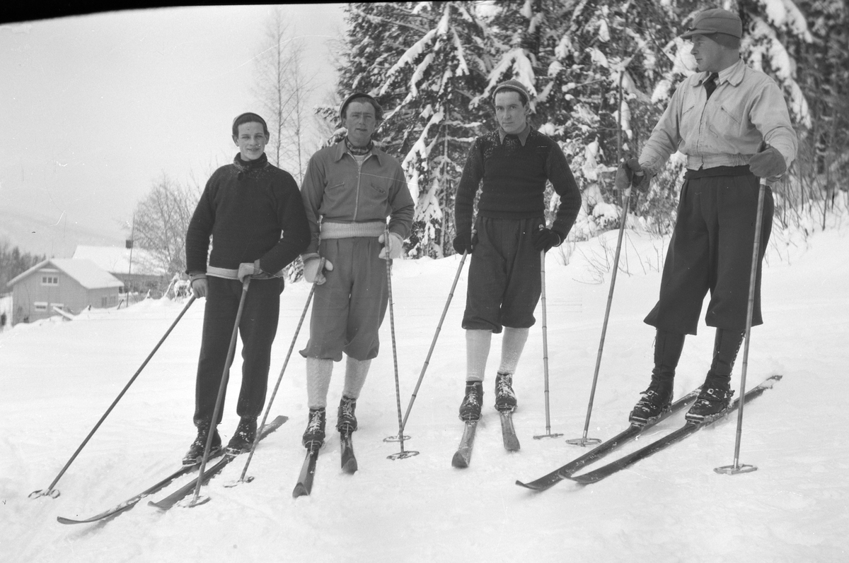 Håkon Prestkværn, 4 ukjente menn på ski, staver, vinterklær, aktivitet vinter.