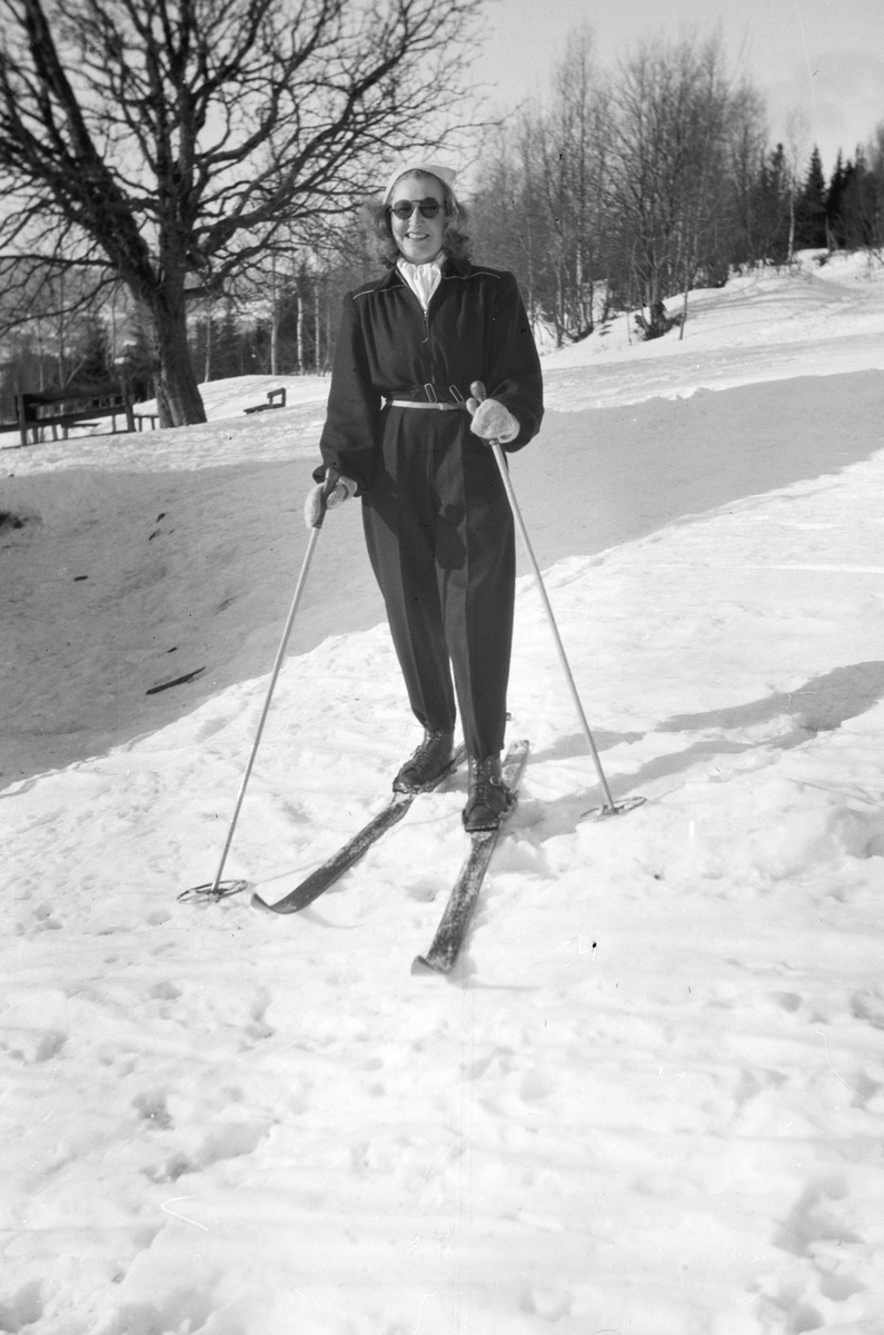 Håkon Prestkværn, Ukjent kvinne, skiløper, skiutstyr, ski, staver, vinterklær.