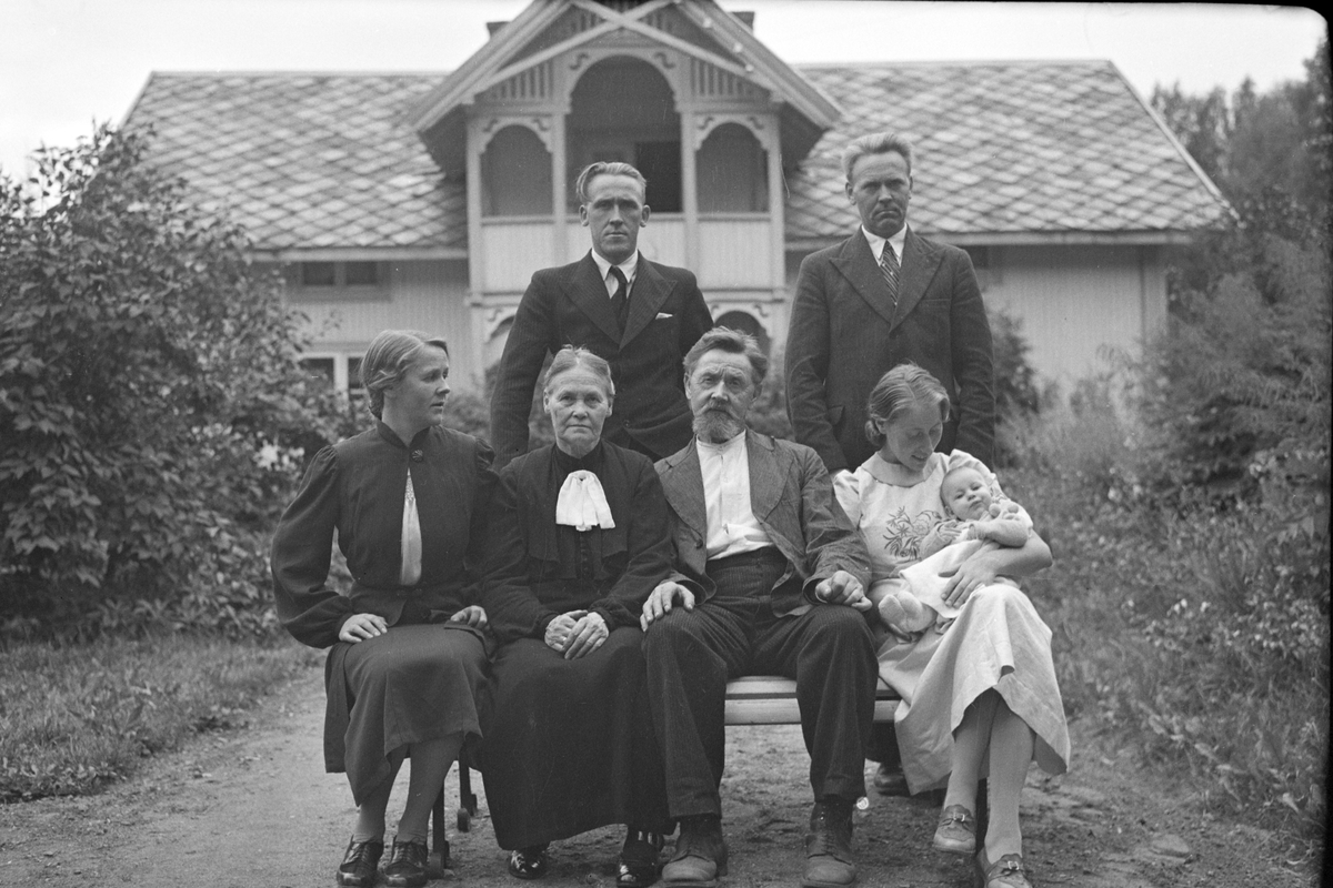 Håkon Prestkværn, Familiegruppe Prestkværn. Stående bak; Einar og Kolbjørn Prestkværn. Sittende; Martha Prestkværn, Gunda og Kristian Prestkværn, Gunhild Prestkværn med sønnen Ole Christian på fanget. Antagelig fotografert i 1938
