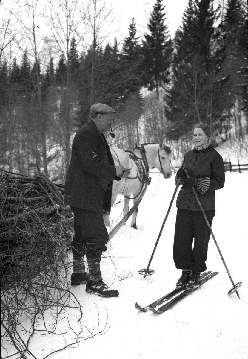 Håkon Prestkværn, Ukjent mann med hest, ukjent skiløper, kvinne, skiutstyr