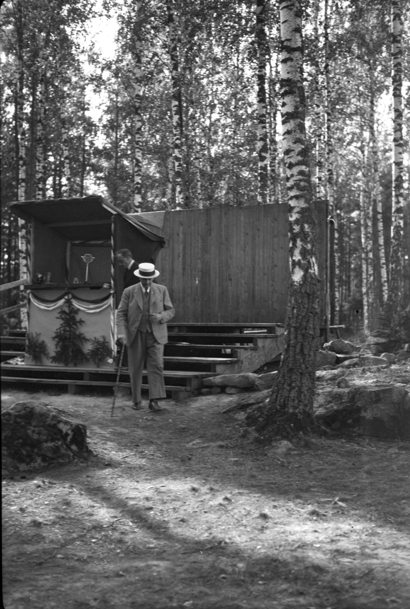 Håkon Prestkværn, Molunden i Moelv. To ukjente ved talerstol. 17. mai.