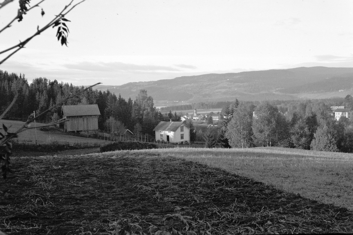 Håkon Prestkværn, Landskap, utsikt mot Moelv, ukjent gardsbruk i forgrunnen.