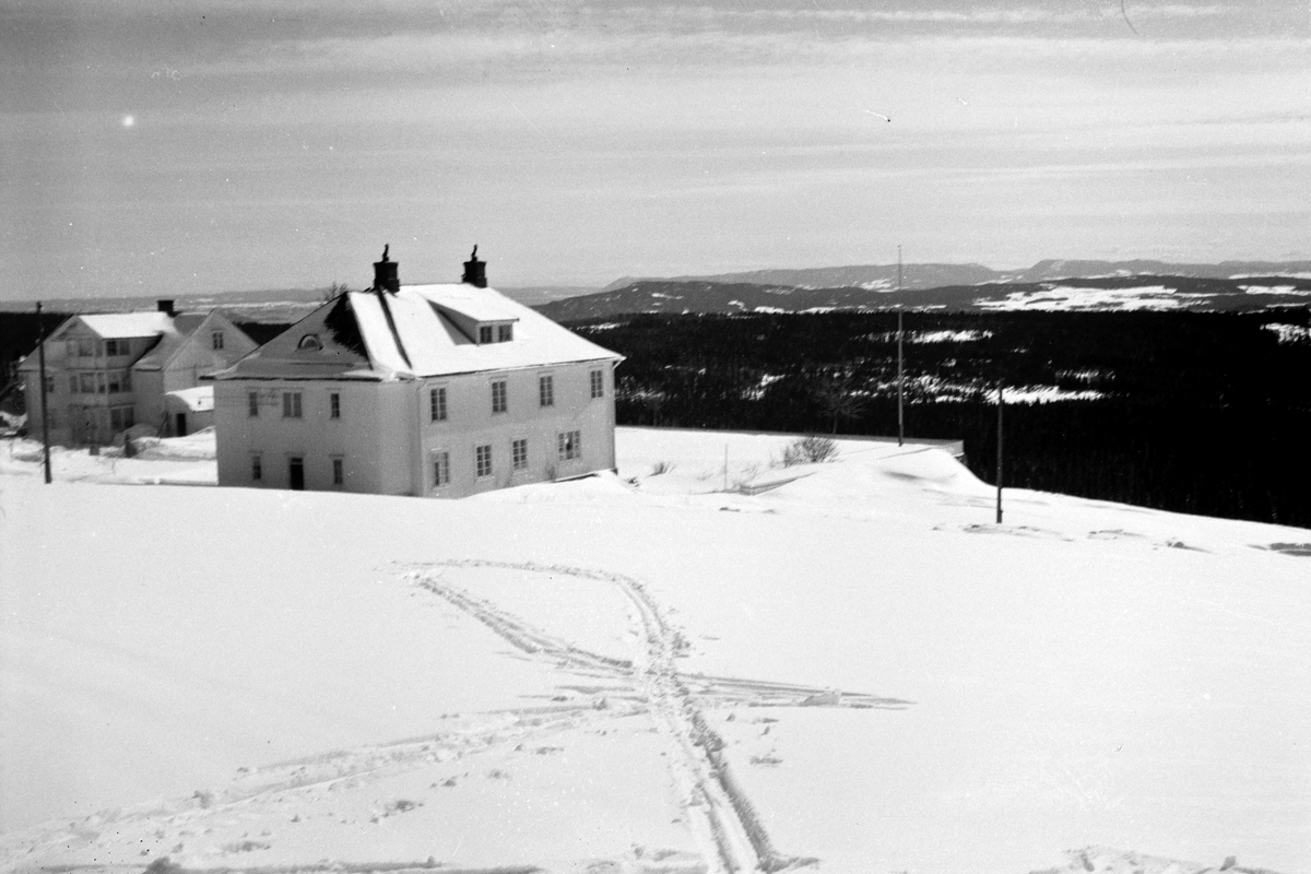 Håkon Prestkværn, Solsveen pensjonat ved Moelv, vinter.
