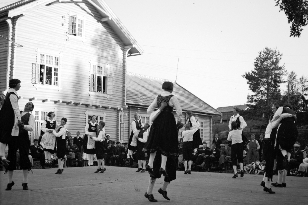 Håkon Prestkværn, Nærvang i Næroset, ca. 1938. Oppvisning i folkedans, bunader.