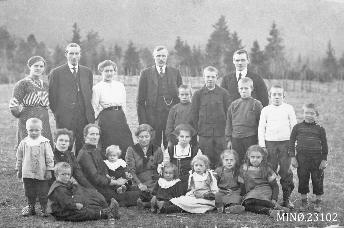 Alexander Bredstrøm Ansberg, Gruppebilde. Konfirmasjonen til Berthe Otnes