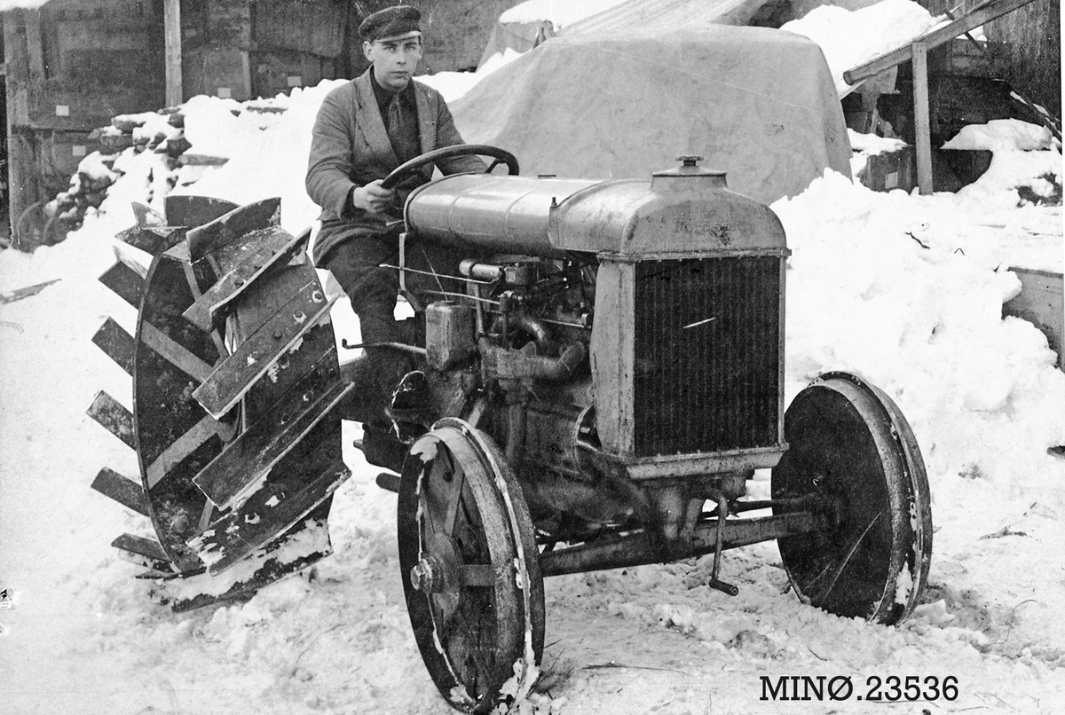 Ukjent, Mann på eldre type traktor