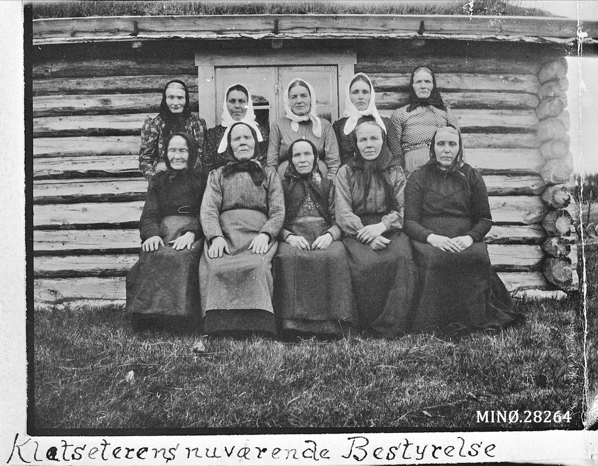 Rugsveen, Johan, Undseth, Gruppebilde, kvinner. "Kletseterens nuværende Bestyrelse"