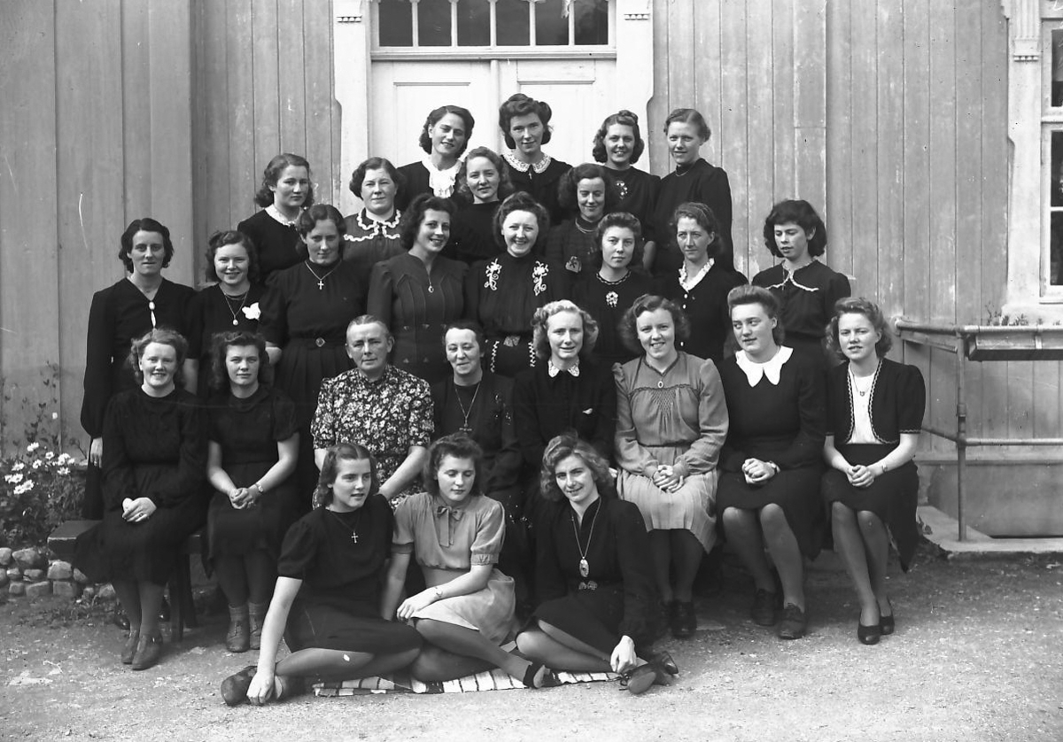 Per K. Lien, Husmorskolestudenter i finstasen, klassebilde.