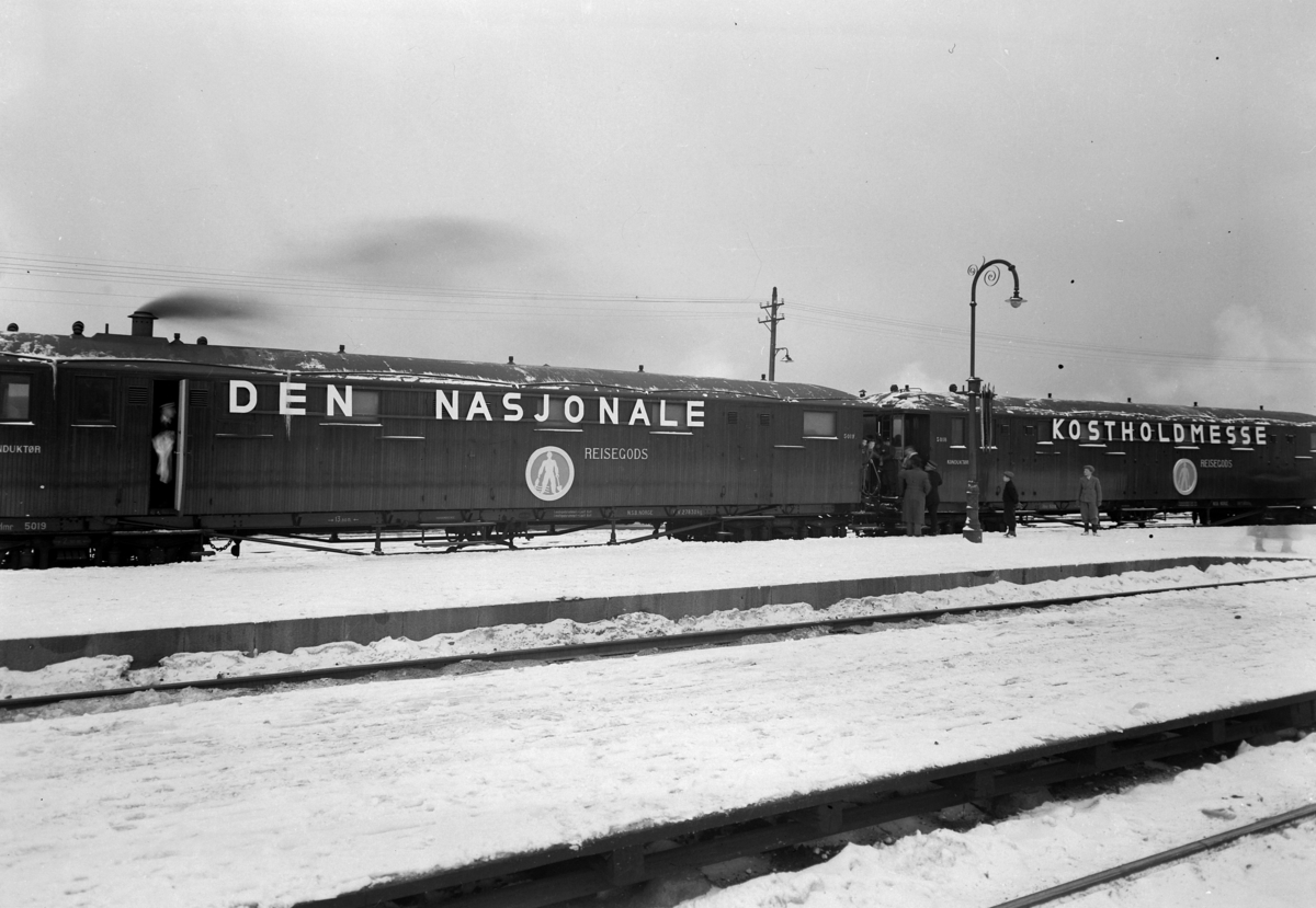 Normann Fotoatelier, Hamar stasjon. Den nasjonale kostholdsmessen. Det ble også kalt Den rullende kostholdsmesse på grunn av et 150 meter langt jernbanetog med informasjonsmateriell og eksperter som skulle påvirke folks spisevaner. Toget var på Hamar i to dager og det ble holdt foredrag, filmframvisning, utstillinger o…