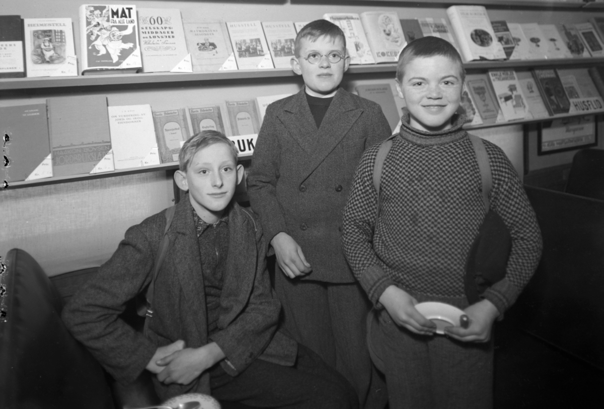 Normann Fotoatelier, Hamar stasjon. Den nasjonale kostholdsmessen. Det ble også kalt Den rullende kostholdsmesse på grunn av et 150 meter langt jernbanetog med informasjonsmateriell og eksperter som skulle påvirke folks spisevaner. Toget var på Hamar i to dager og det ble holdt foredrag, filmframvisning, utstillinger o…