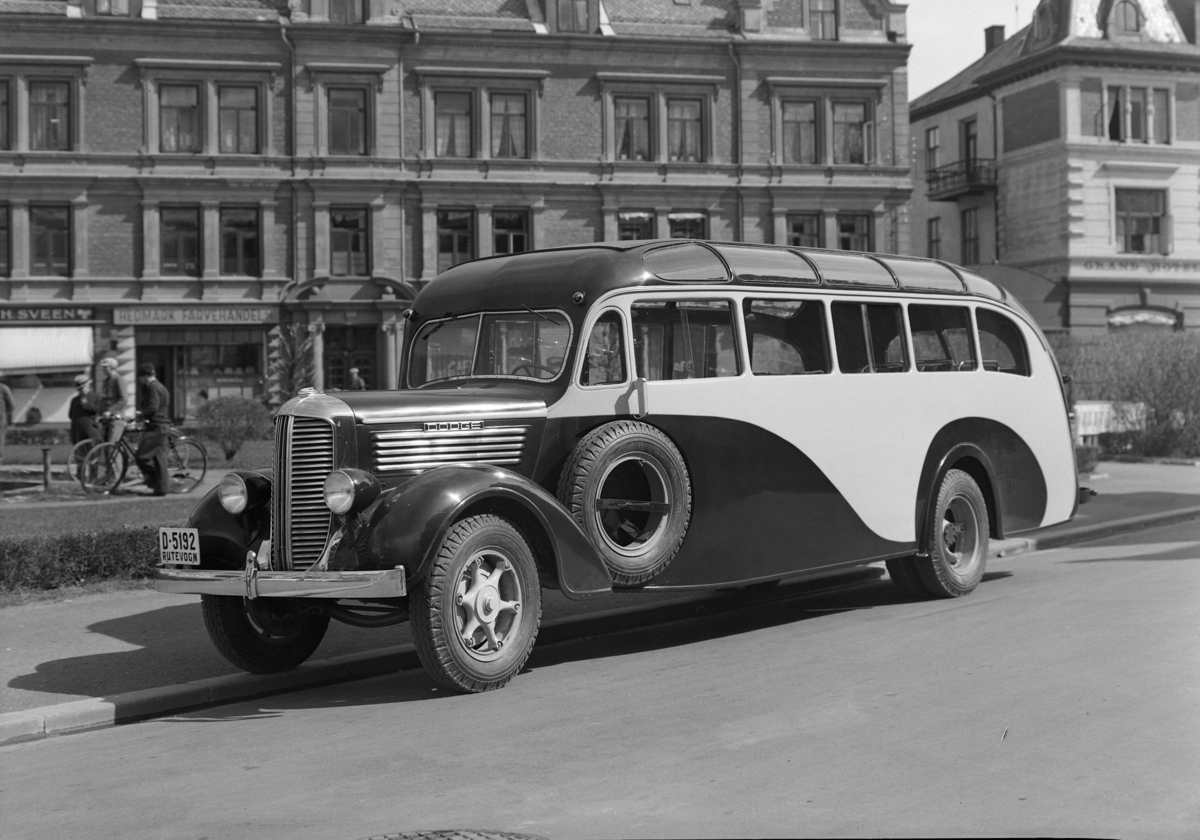 Normann Fotoatelier, Olruds Auto. Buss, D-5192. Jernbaneplassen, Hamar. Denne bussen ble kjøpt av rutebileier Embret Mellesmo, Alvdal, og satt i rutetrafikk Alvdal-Folldal-Hjerkinn. Bussen er lakkert i gult og mørk brun. I 1951 gikk Mellesmo sammen med seks andre rutebileiere i regionen og dannet Alvdal-Folldal-Hjerkin…
