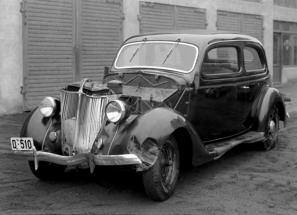 Normann Fotoatelier, Oplandske Auto. Kollisjonskadet personbil. D-510. Hamar. Ford V8 1936.