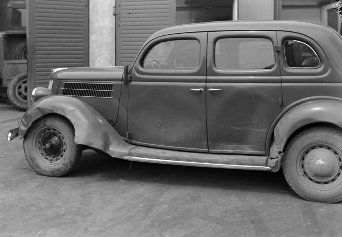 Normann Fotoatelier, Oplandske Auto. Personbil. Hamar. Ford V8 1936.