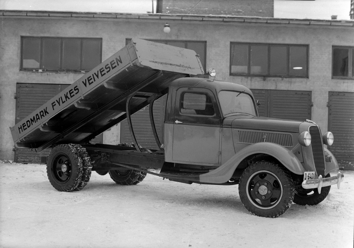 Normann Fotoatelier, Oplandske Auto. Lastebil, Ford V8 1937. Hedmark Fylkes veivesen, D-6401. Hamar.