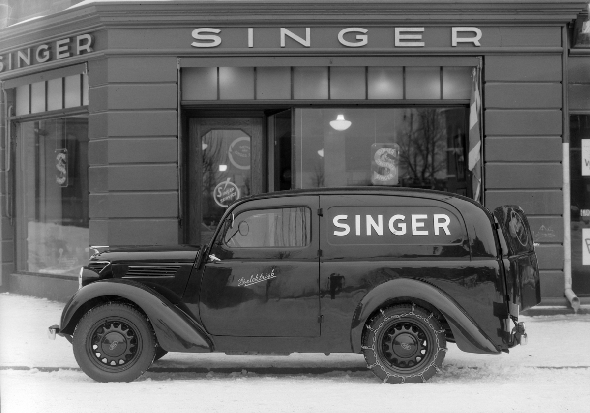 Normann Fotoatelier, Oplandske Auto, Hamar. Varebil. Singer. Ford Eifel (tysk) 1937-38 med norskbygd karosseri.