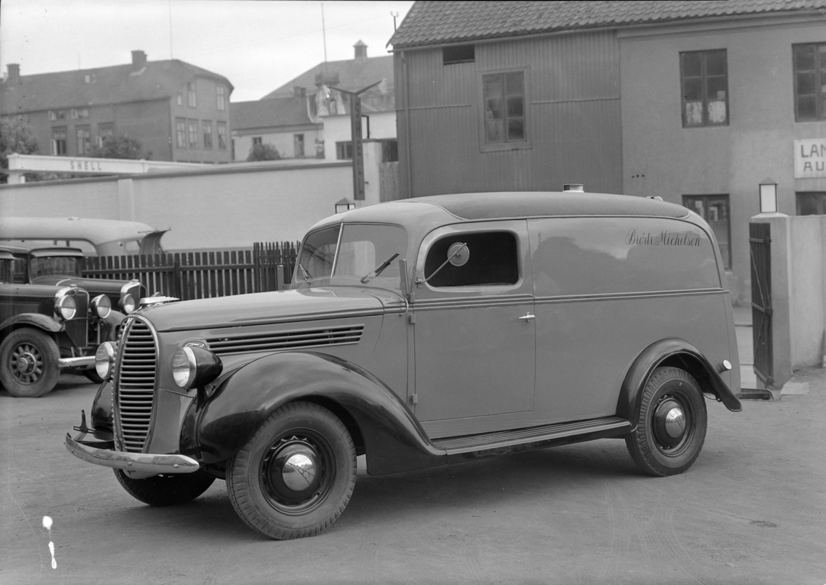 Normann Fotoatelier, Oplandske Auto, Hamar. Varebil. Brødrene Michelsen. Ford V8 1938 med norskbygd karosseri, på "commercial" chassis, med forskjermer og frontparti lik lastebil.
