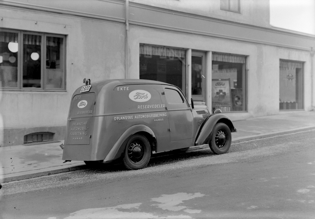 Normann Fotoatelier, Oplandske Auto, Hamar. Varebil. D-600. Tysk Ford Eifel 1937-38 med norskbygd karosseri.