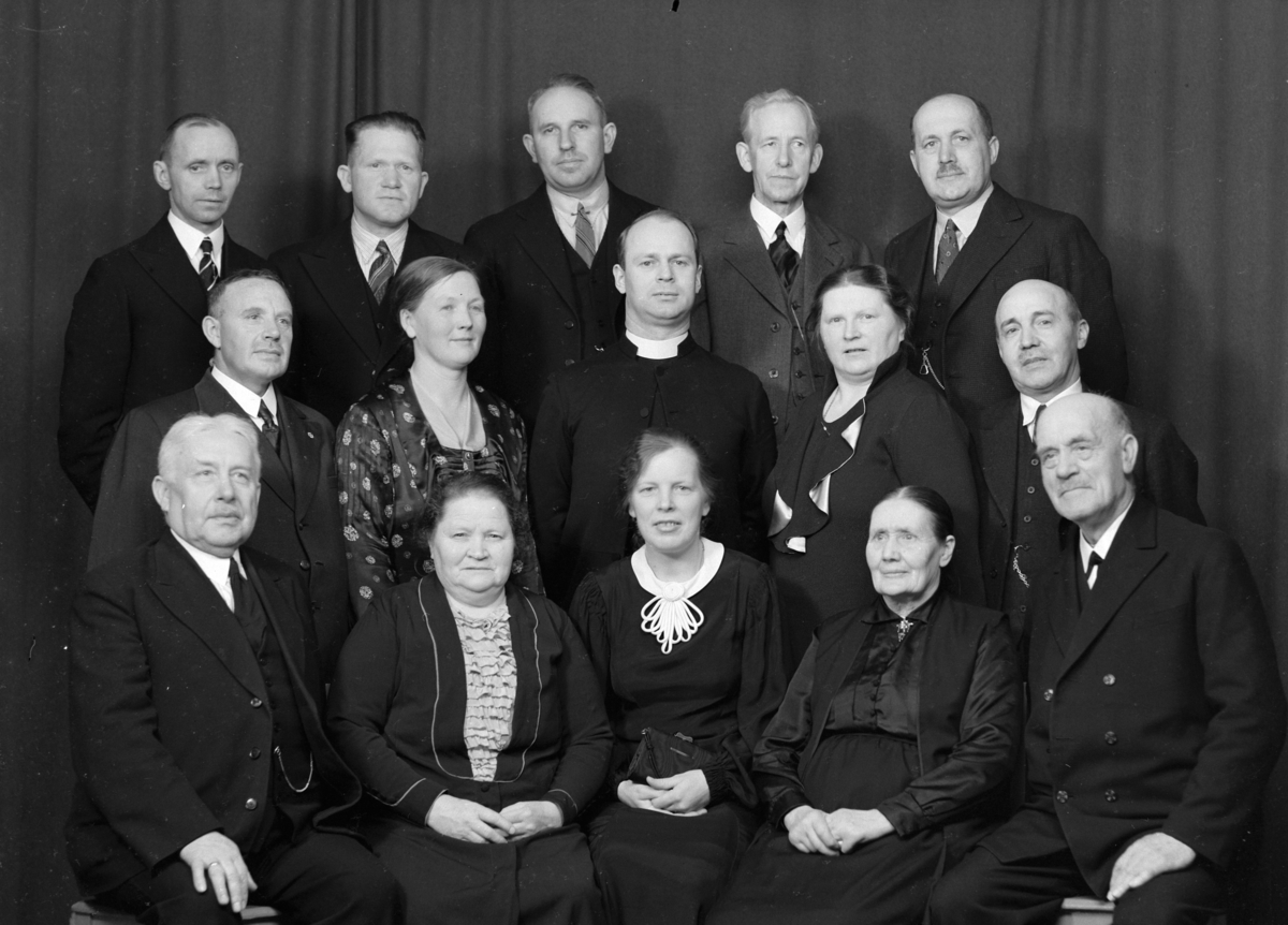 Normann Fotoatelier, Metodistkirken. Gruppe 15 stk.
