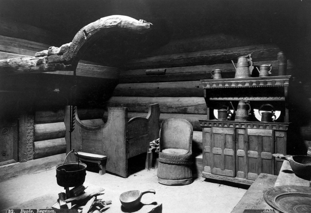 Axel Lindahl, Kjellebergstua fra Valle i Setesdal. Fotografert i Kong Oscar IIs samlinger, nå Norsk folkemuseum. Fotograf: Axel Lindahl.