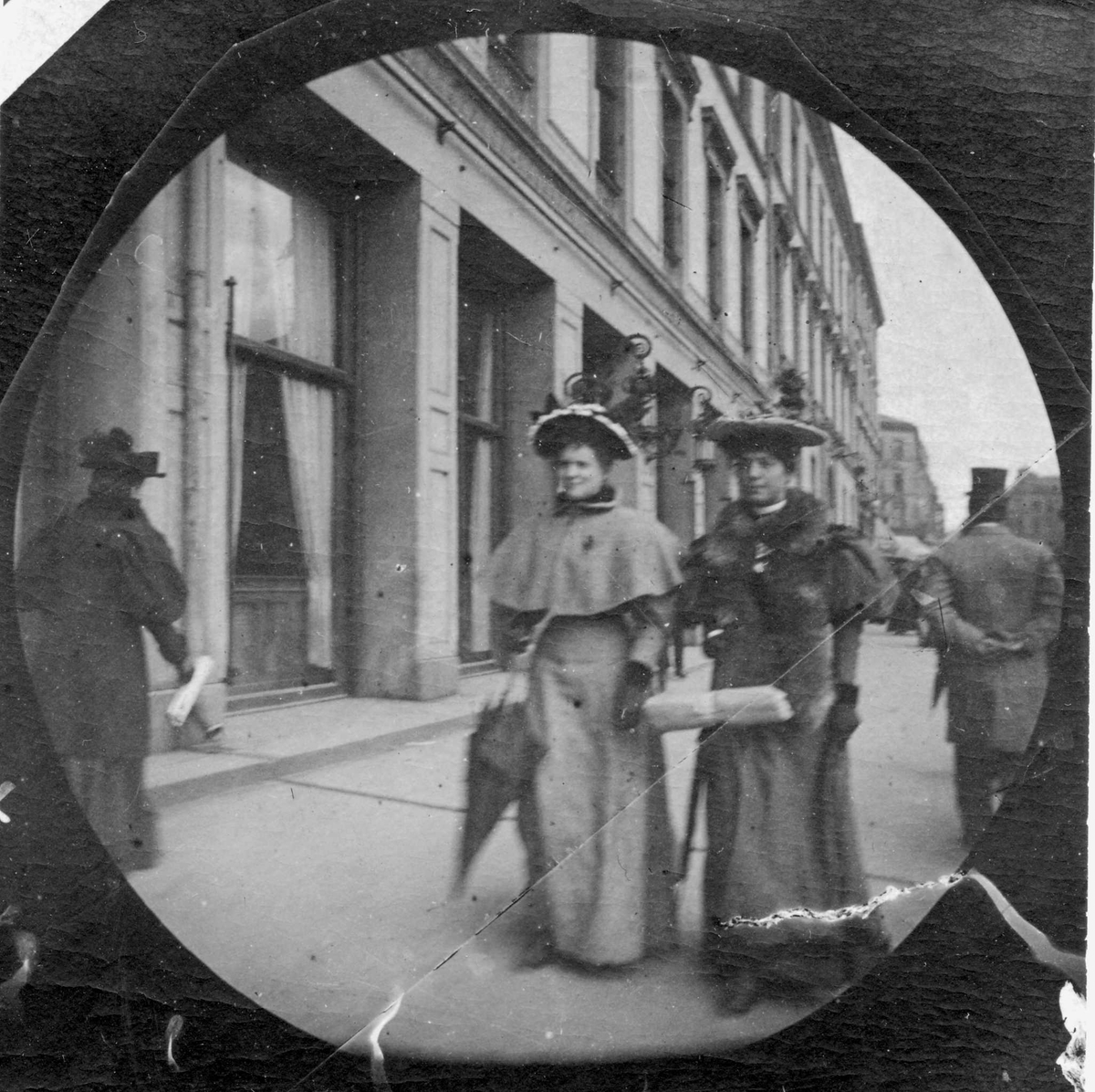 Fredrik Carl Mülertz Størmer, To kvinner går langs Grand Cafe, Karl Johans gate, Oslo.
