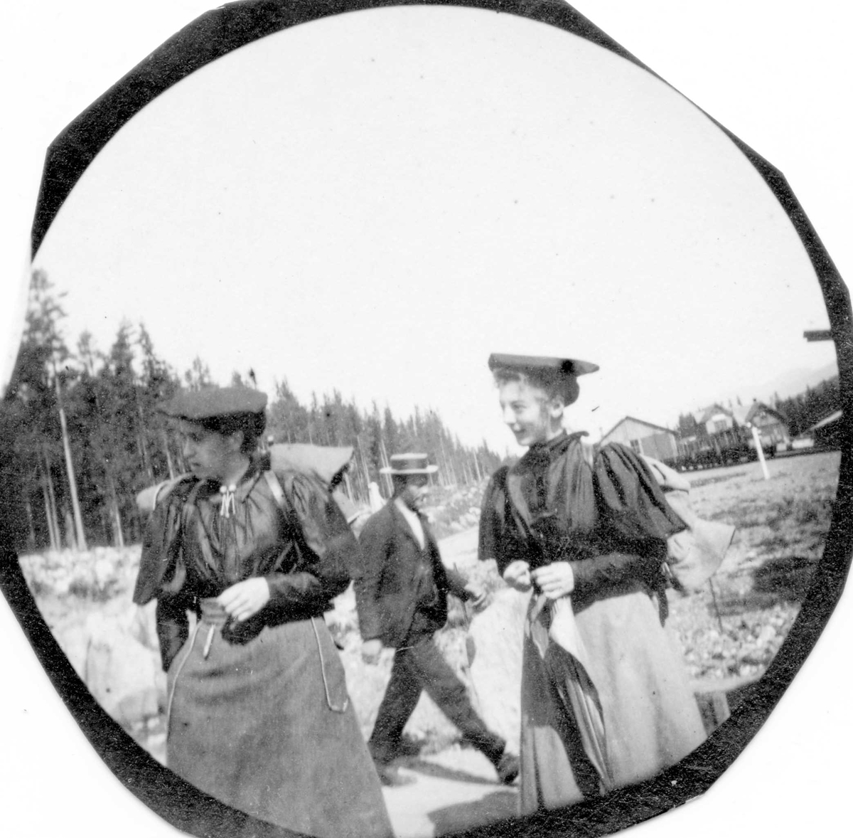 Fredrik Carl Mülertz Størmer, To damer med turutstyr ved Tretten stasjon, Øyer, Oppland. Frk. Bjørnson og frk. Sørensen.