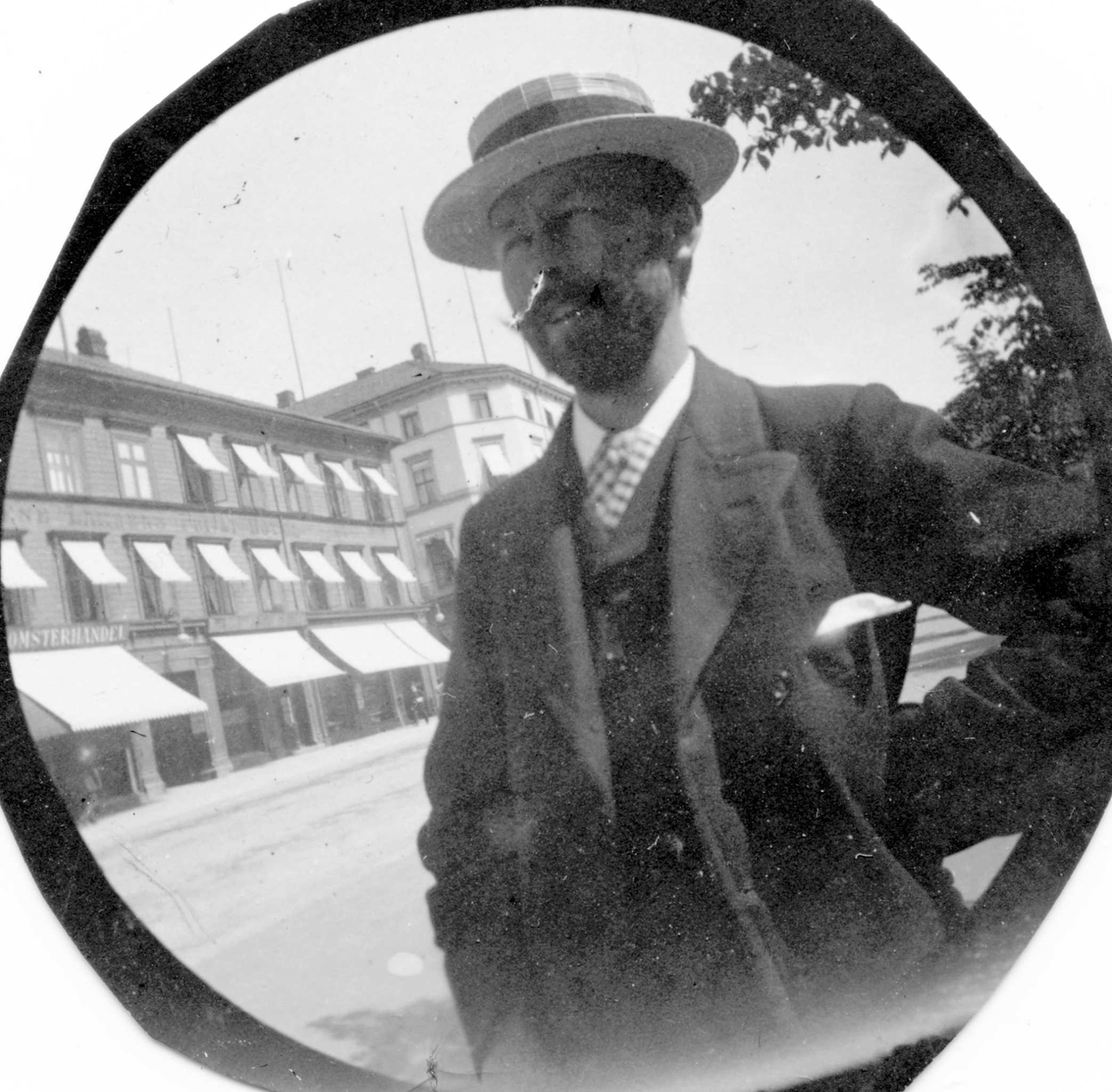 Fredrik Carl Mülertz Størmer, Professor Axel Thue spaserer langs bygate.
