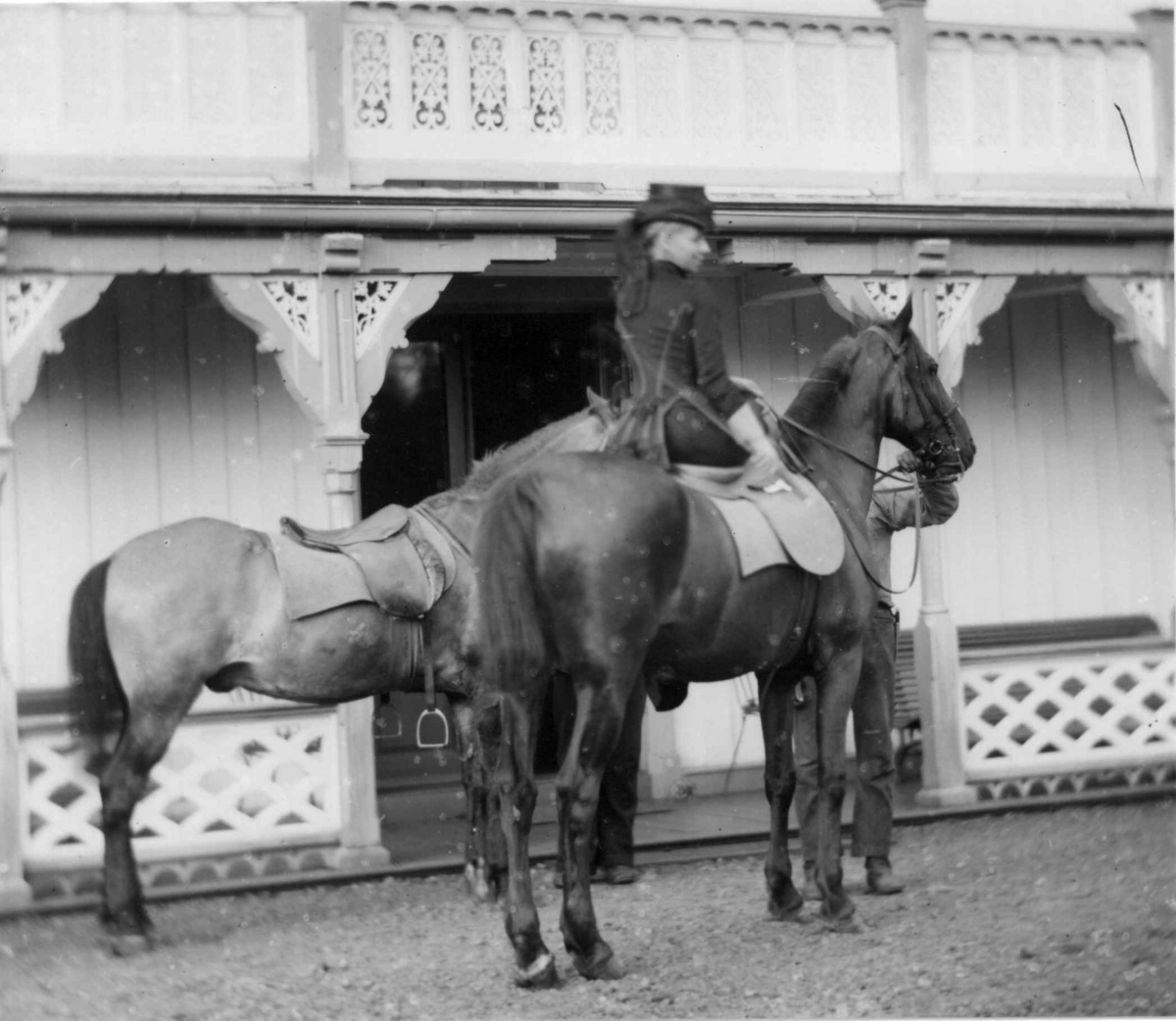 Fredrik Emil Faye, Til hest i damesadel, fru Sigrid Faye, Dal gård, Ullensaker, ca. 1880. Fra serie fotografert av kammerherre Fredrik Emil Faye (1844-1903), Dal gård, Ullensaker.