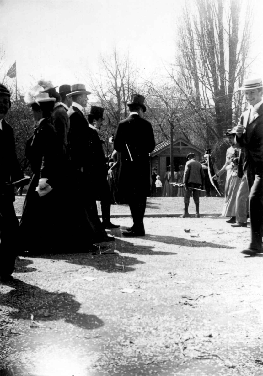 Fredrik Emil Faye, Persongruppe, Oslo, ant. 1900. Fra serie fotografert av kammerherre Fredrik Emil Faye (1844-1903), Dal gård, Ullensaker 1875-1900.