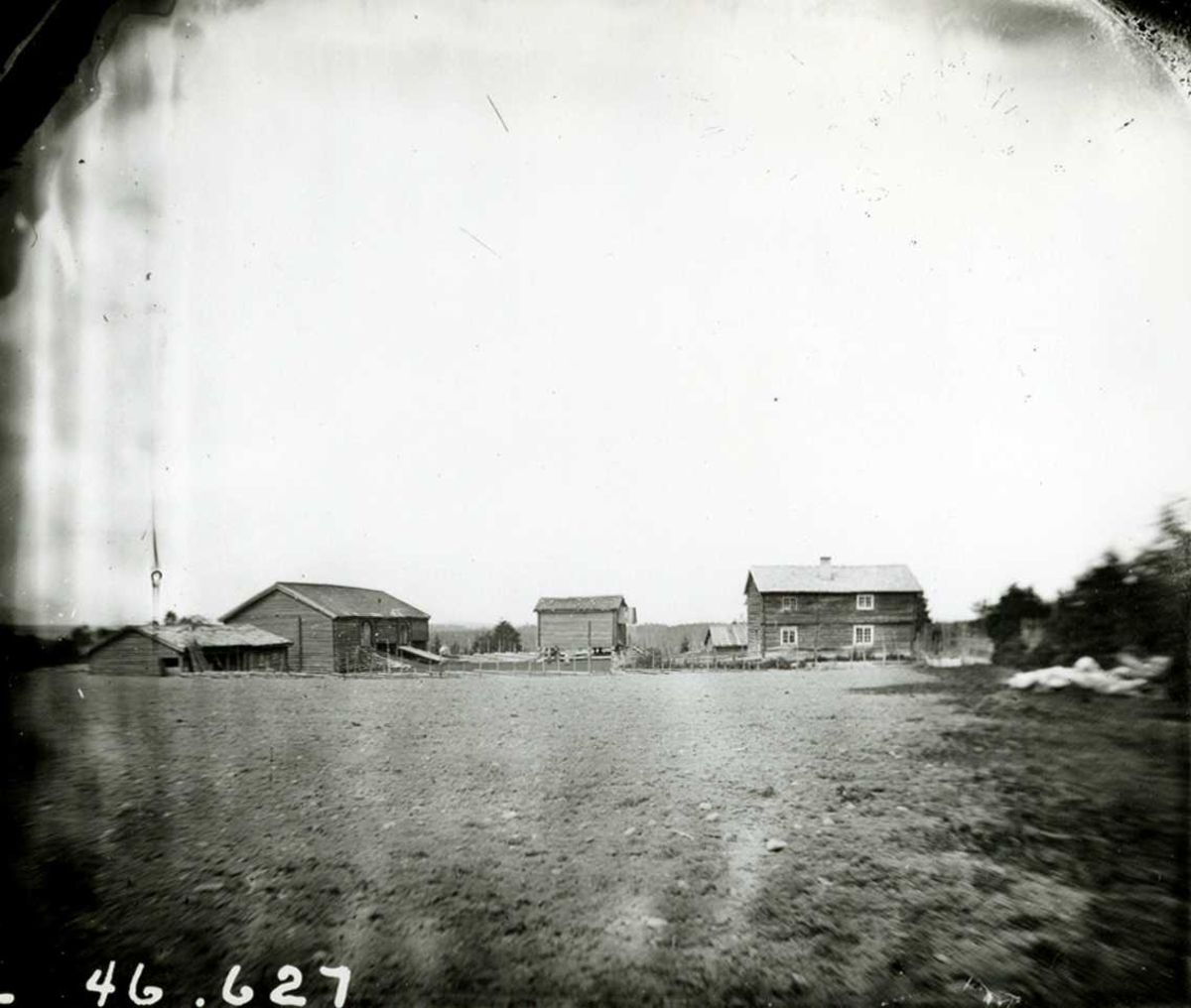 Fredrik Emil Faye, Gårdstun, uten opplysninger. Fra serie fotografert av kammerherre Fredrik Emil Faye (1844-1903), Dal gård, Ullensaker.