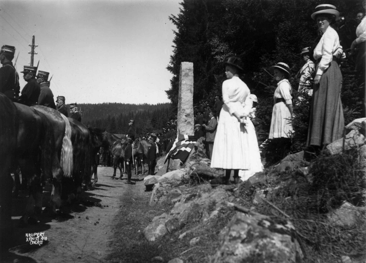 Hermann Christian Neupert, Hakadal, Nittedal, Akershus. Feltmanøver 1910. Menn til hest. Publikum.