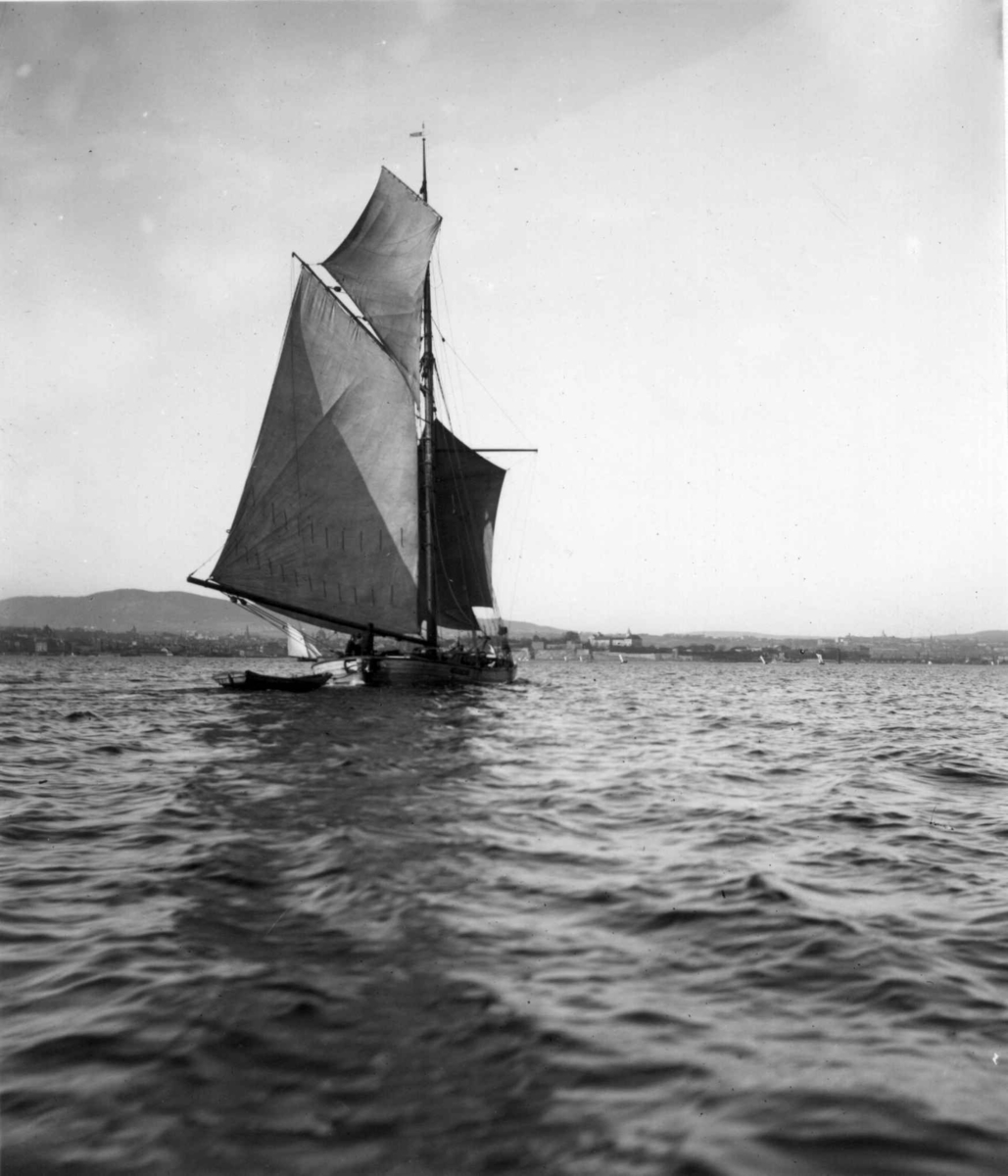 Hermann Christian Neupert, Oslofjorden. 1908. Skøyte (Jakt)