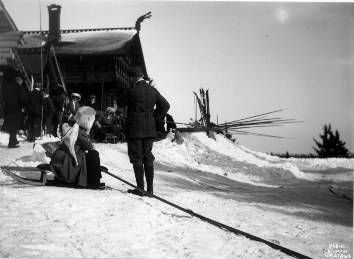 Hermann Christian Neupert, Frognerseteren, Oslo.1908-1910. Vintermotiv. Akende. Skiløpere.