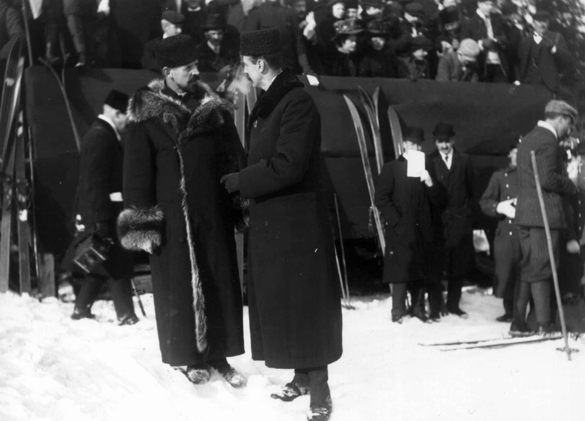 Hermann Christian Neupert, Holmenkollen, Oslo. 1908. Vintermotiv. Tilskuere. Ski.