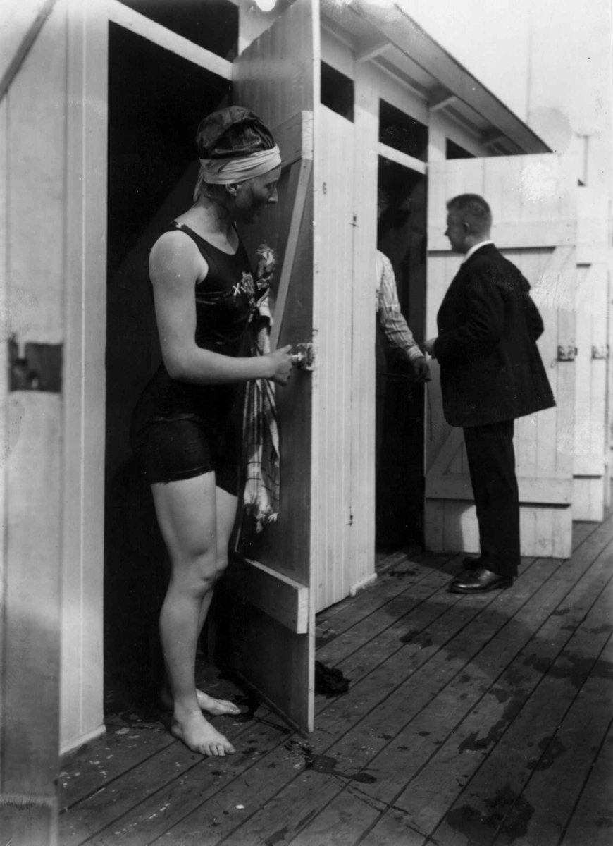 Hermann Christian Neupert, Hasvold bad, Brannskjæret, Oslo 1910. Badehus. Dame i badedrakt. Mann i dress.
