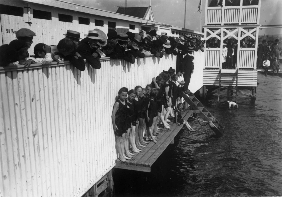 Hermann Christian Neupert, Hasvold bad, Brannskjæret, Oslo 1908. Stupetårn. Svømmeoppvisning. Barn i badedrakter. Tilskuere.