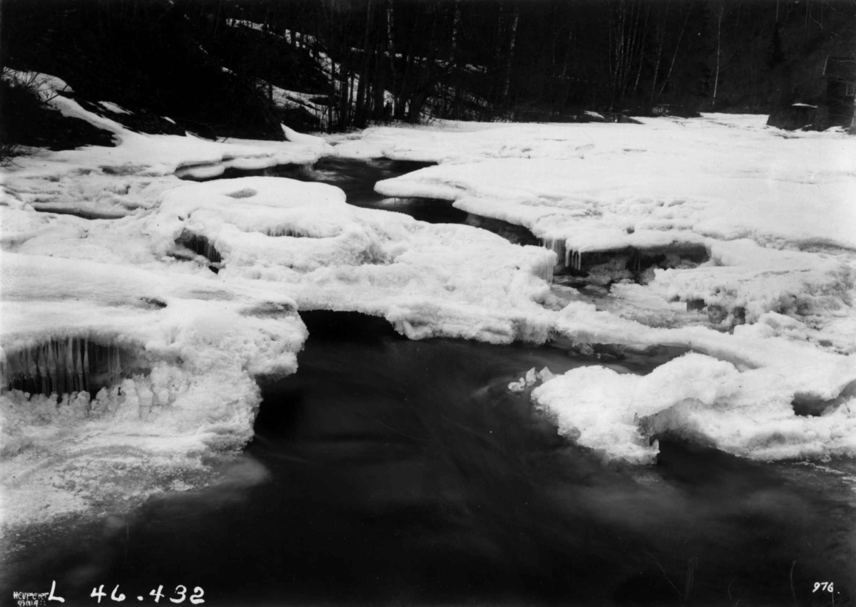 Hermann Christian Neupert, Sandvika, Akershus 1910. Elveparti i isløsningen ved Sandvika.