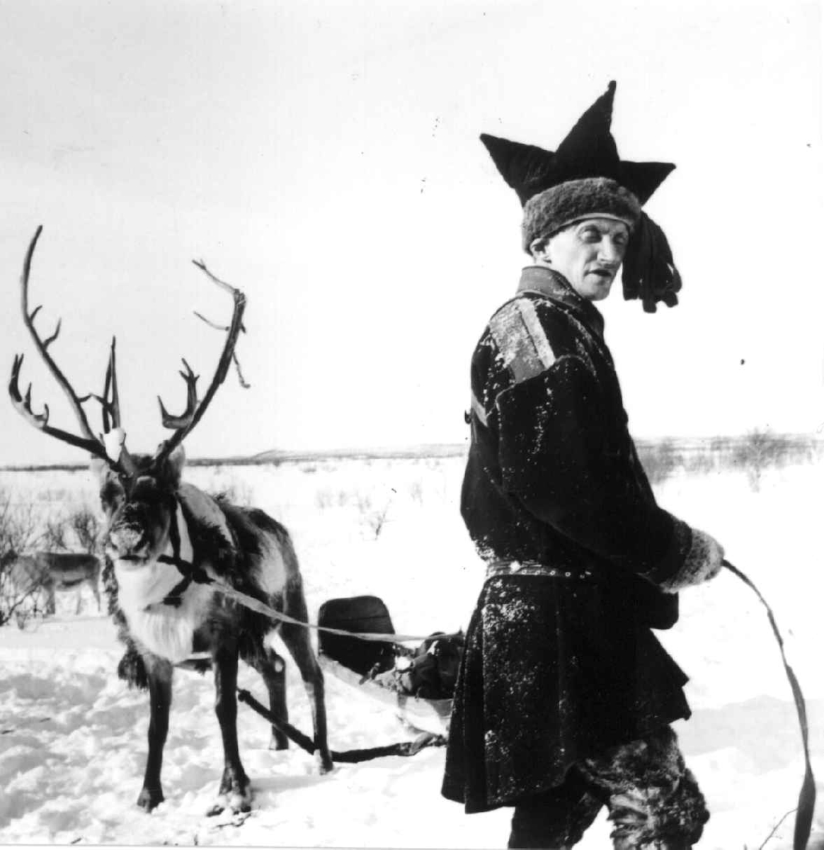 Virginia Raymond Davidson, Karasjok-drakt. Per Anders Sara med reinsdyr og pulk. Karasjok mars 1958.