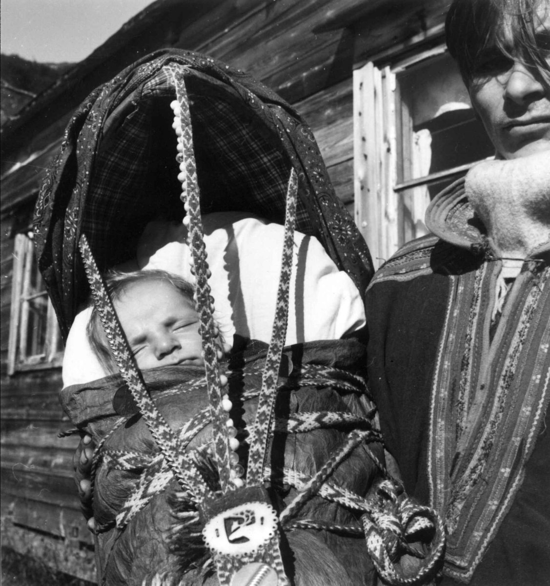 Virginia Raymond Davidson, Ola Gaino holder barnet sitt i komse. Seiland. 1958.