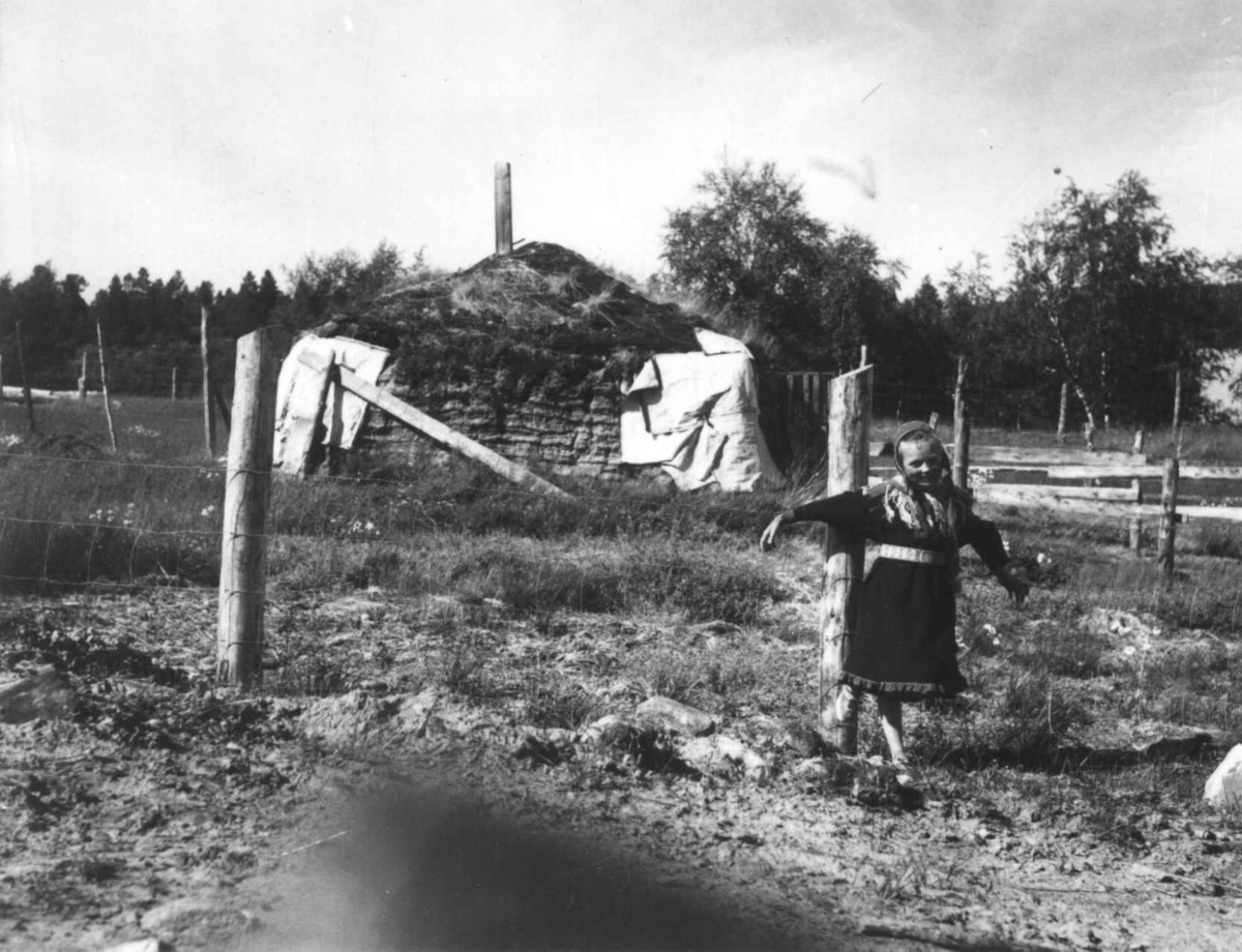 Virginia Raymond Davidson, Portrett av Inga Ravna Eira foran en gamme, 1959.