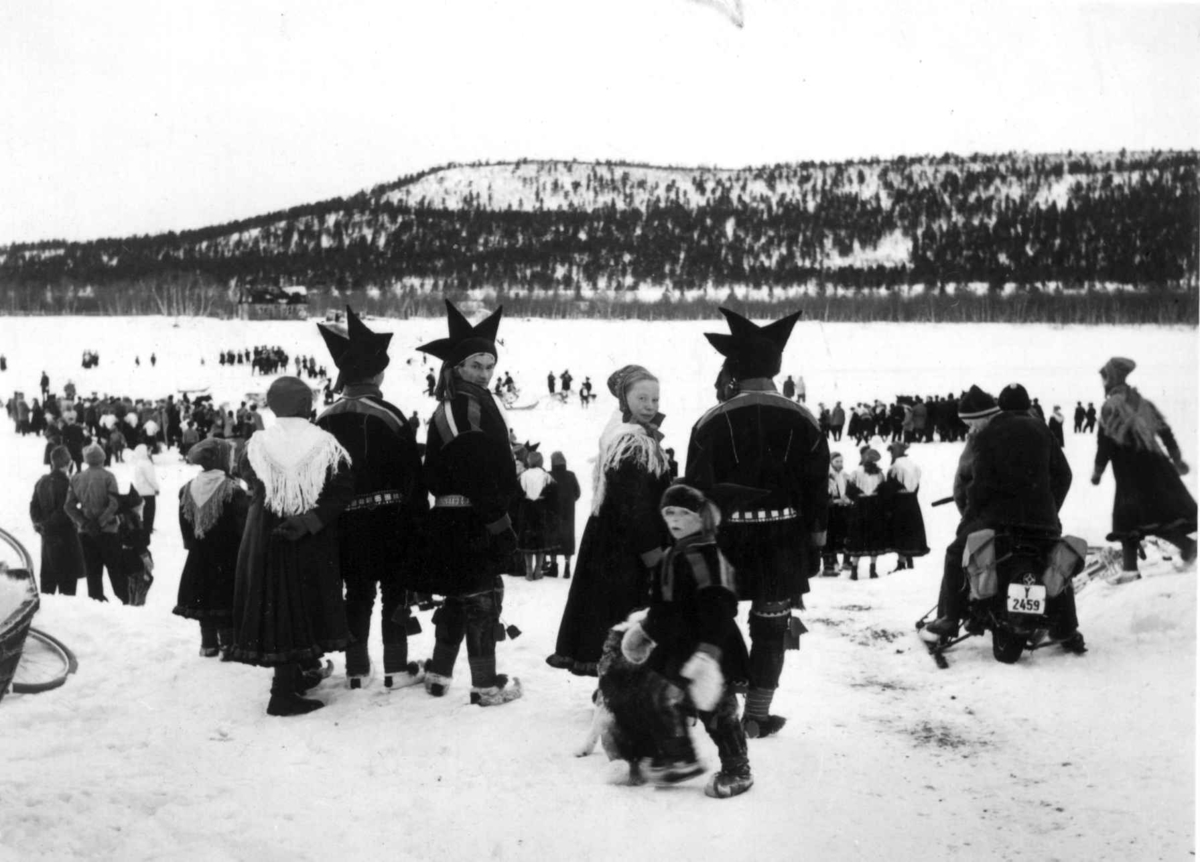 Virginia Raymond Davidson, Tilskuere på reinsdyrrace på Karasjokka, april 1958.