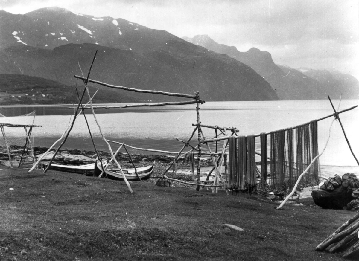 Virginia Raymond Davidson, Garnheng, et av stativene med fiskegarn. Drabeng, med utsyn mot Kopangsfjellet i 1959.