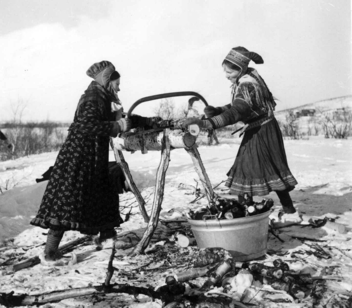 Virginia Raymond Davidson, Kirsten Alette Gaup og Berit Ellen Aslak Sara sager ved. Gagoloubbal 1958.