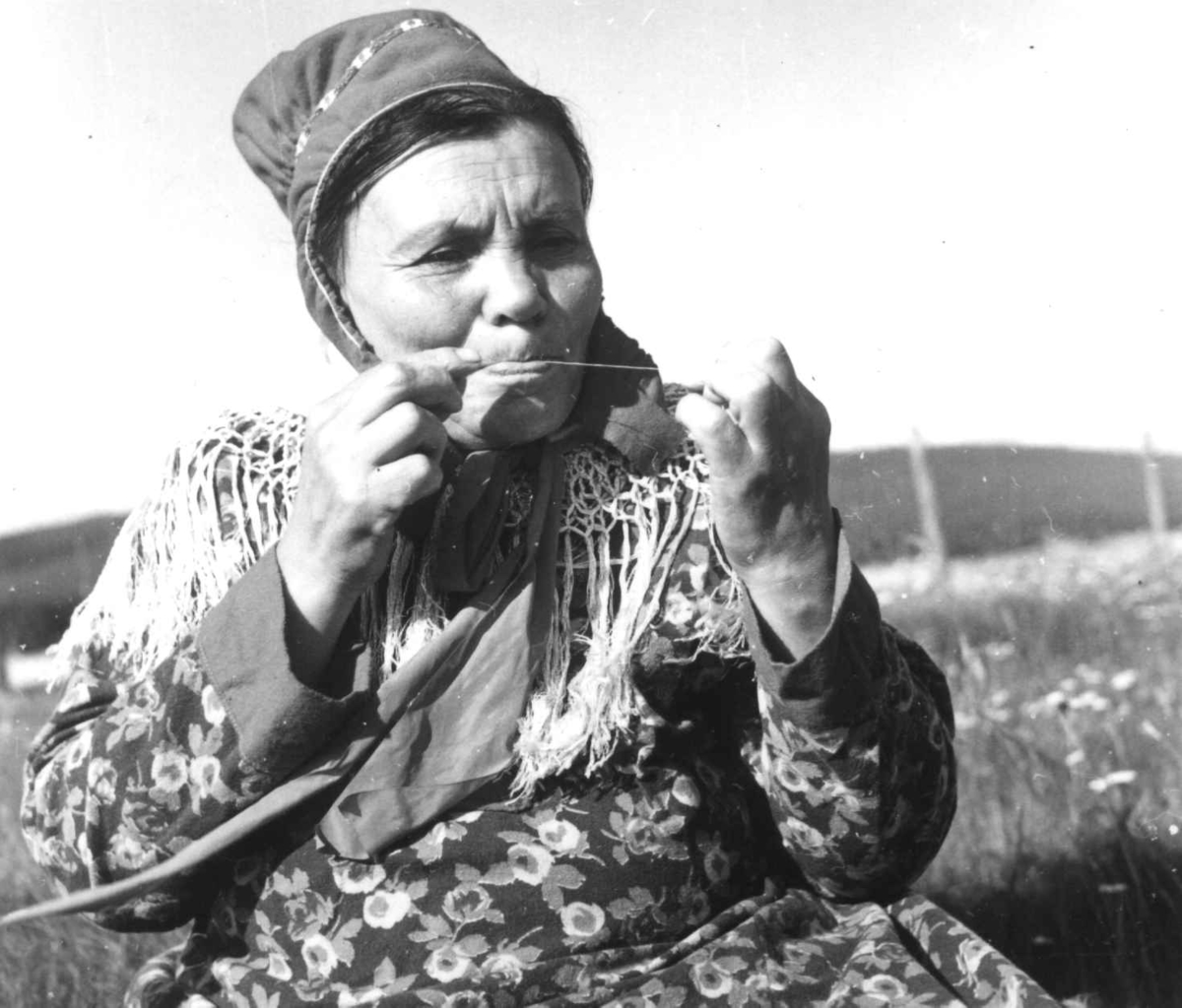 Virginia Raymond Davidson, Kirsten Ravna Gaup lager senetråd. Karasjok 1961.