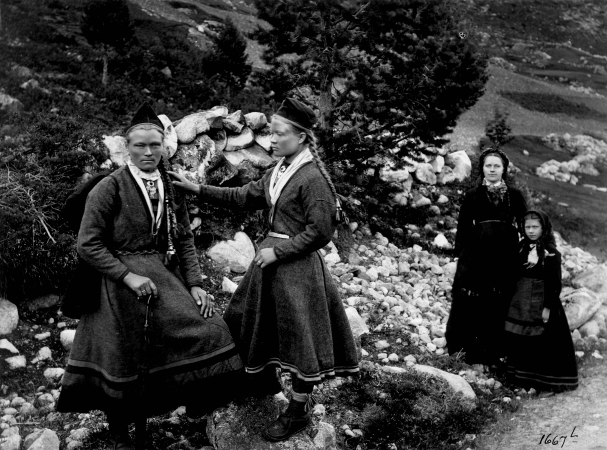Axel Lindahl, Kvinnedrakt, Telemark